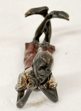 Antike kaltbemalte Bronze Figur liegender afrikanischer Junge raucht eine Pfeife Bergmann