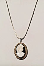 300 - Antike Venezianerkette versilbert L. 42cm, Medaillon mit Gemme 35 x 25 mm