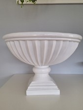 Große weiße Schale mit Fuß