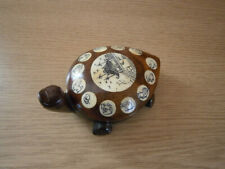 Chinesische Feng-Shui Schildkröte, incl. Kompass, Holz mit Intarsien, Motiv 2