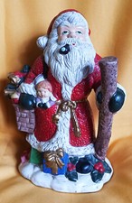 Landhaus Weihnachtsmann aus Keramik mit Tannenbaum Höhe 23 cm im Originalkarton