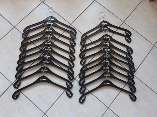 Schwarze kleiderbügel von - schwarze,