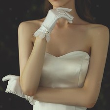 Elegante kurze Satinhandschuhe