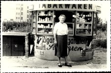 Foto Frau vor einem Kiosk, Tabakwaren - 10453739