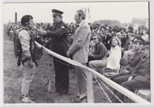 98324 Foto DDR Fallschirmspringer GST wird interviewt um 1980