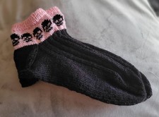 Selbstgestricke Sneakersocken, Totenkopf, Skull, Größe 39/40