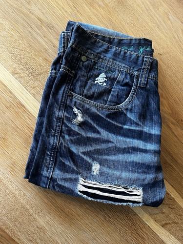 One green elephant herren - one,