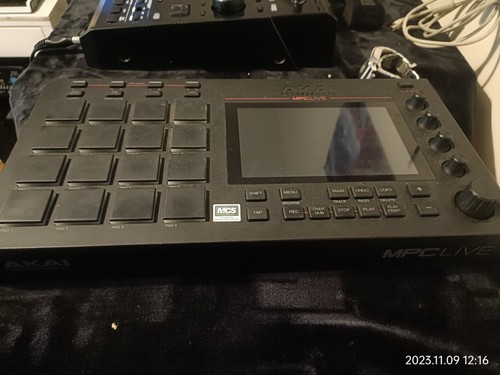 Akai mpc live - akai,