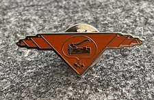 Anstecker / Pin Pfadfinder Scouts Wood Badge Holzstamm mit Axt Halstuch orange