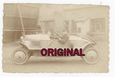 Orig Foto 20er Mann posiert mit Auto Grade Kleinwagen aus Borkheide TOP Selten !