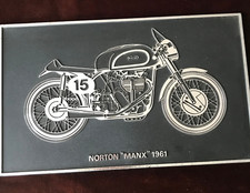 Motorrad, Marke: Manx Norton 1961, silbrige Reliefzeichnung auf schwarzer Platte