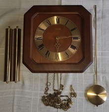 Hermle Pendel-Wanduhr, mechanisches Kettenzugwerk mit Lyrapendel, Nussbaumholz