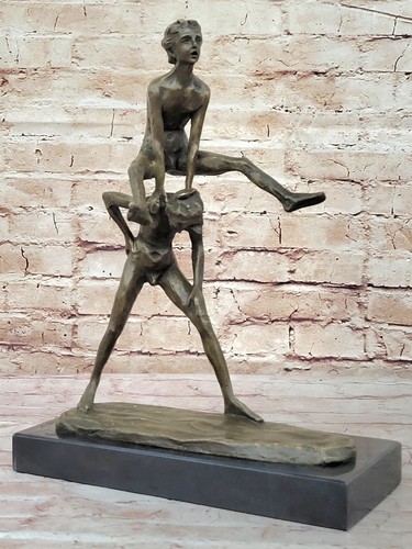 Messingskulptur zeigt zwei - a,