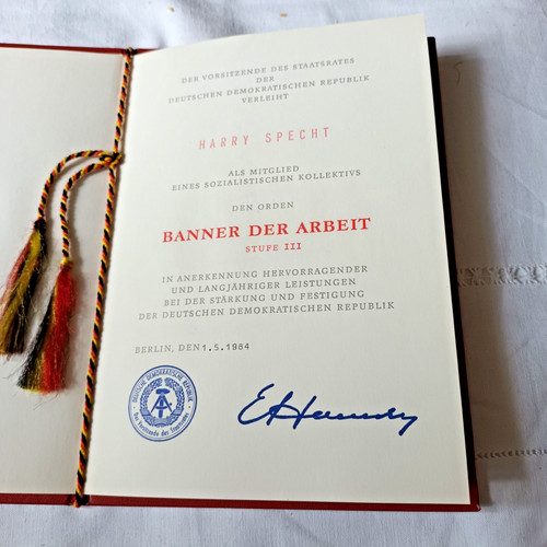 Ddr banner der arbeit - arbeit, stufe