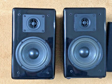 Kompakte HiFi Regal-Lautsprecher in Hochglanz schwarz mit Abdeckung - 1 Paar