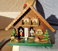Wetterhaus mit Figuren