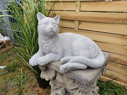 Gartenfigur katze liegend - katze,,