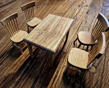 Puppenhaus / Tisch mit