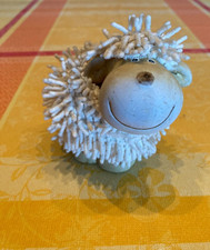 Keramik-Schaf mit Zottelfell /