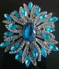 blumenförmige  Brosche / blau/türkisfarbene Kristallsteinchen MODESCHMUCK
