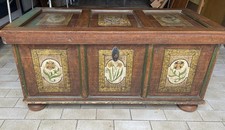 Truhe 17. Jh mit floraler Bemalung und Bierlasur