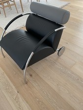 COR Zyklus Sessel in Leder schwarz mit Nackenrolle in Leder grau