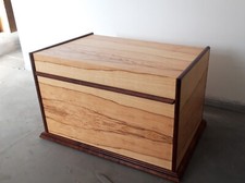 Holztruhe, Unikat, Kerneschefurnier mit Erlen-Profilleiste, Tischlerplatte