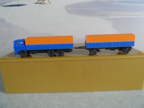 Lkw mit anhänger und - und, plane