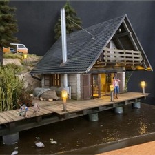 Blockhaus mit Steg aus Holz