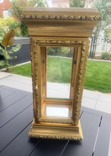 Goldene vitrine mit - vitrine,