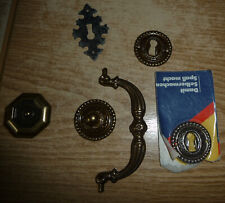 6 Einzelteile.alte Schrankgriff Schubladengriff, Schlüssellochring...  Messing ?