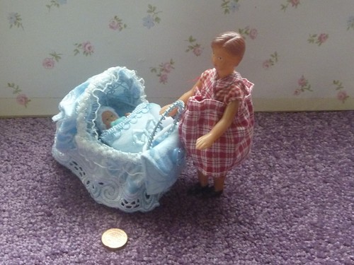 Miniatur babywagen mit baby - miniatur,