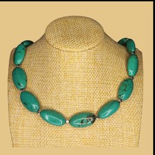 HANDMADE KETTE. EDELSTEINE HOWLIT TURQUOISE FARBE.