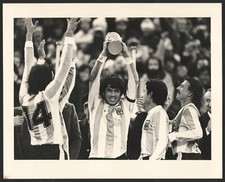 FOTO von Daniel Passarella hält WM 1978 Pokal in Argentinien ALLSPORT