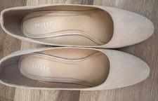 Ariane, neuwertiger  edler Pumps Gr. 41 beige/sandfarben  in Wildleder