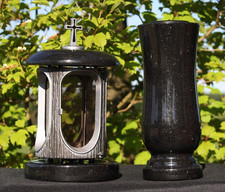 Grablaterne mit Vase aus