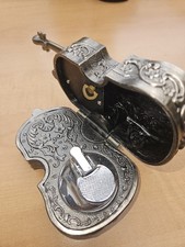 antikes Benzinfeuerzeug mit Spieluhr im Cellokasten