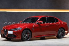 Schwarzes Auto-Digitalfoto mit