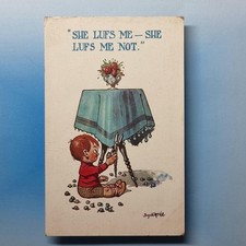 Donald McGill Comic Postkarte um 1930 frecher kleiner Junge Tischdecke Schere