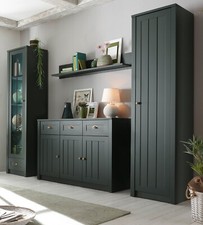 Wohnwand in grün Landhaus