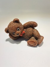 Altbayerische Wachskunst – Handarbeit – Liegender Teddybär – Wachsfigur - L 9 cm