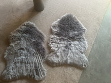 2 Kunstfelle grau als Stuhl- Auflage/ Vorleger/ dek etc.