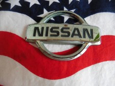 US EMBLEM NISSAN JAPAN LOGO AUTO CAR PKW BADGE SILBER MODELL DEKO TYP TYPE USA