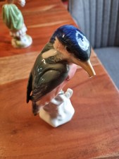 Kleiner defekter Porzellanvogel