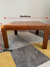Quadratischer Holztisch aus Massivholz für das Wohnzimmer. 