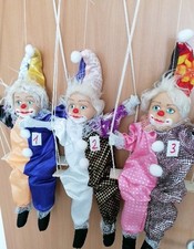 Clown auf Schaukel Dekoration Puppe mit Porzellankopf ca 50. cm Hängend ca 80 cm