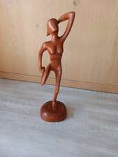 Holzskulptur einer nackten