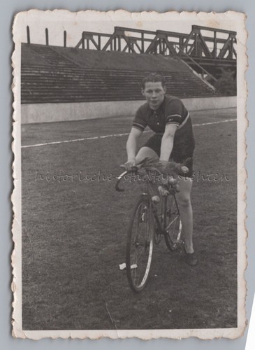 Junge mit rosen und rennrad - rosen,