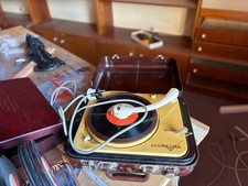 russischer tragbarer Schallplattenspieler Vintage 40er/50er Jahre Bakelit