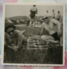 Photo girl man woman swimming